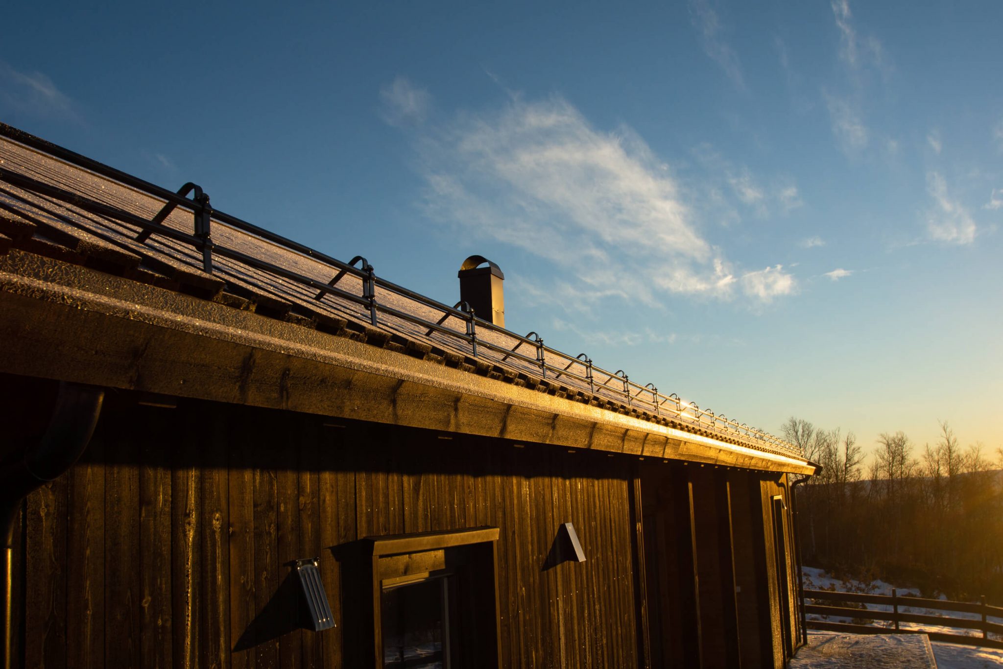 Snøfanger til papp og tretak | Prosjektering & montering | Stigertiltak.no