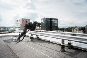 Fallsikring i bruk på flatt tak.