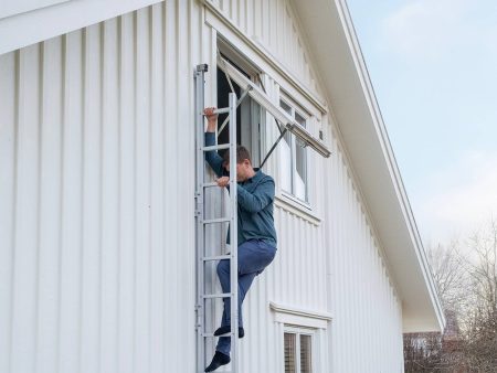 Mann som klatrer ned Housegard utfellbar rømningsstige