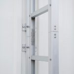 Housegard Brannstige, nærbilde av hvordan stigen monteres til vegg.